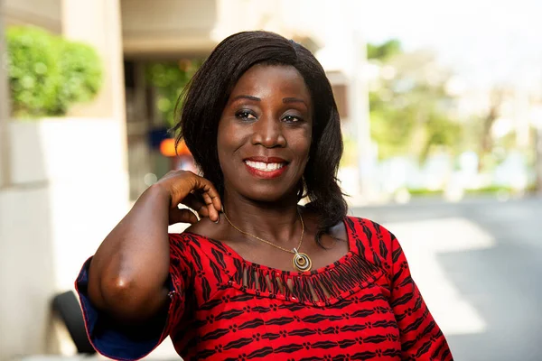 Reife Afrikanerin Steht Draußen Und Blickt Lächelnd Die Kamera — Stockfoto