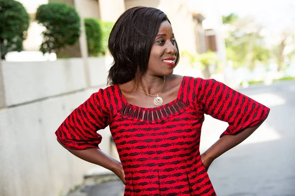 Стильная Африканская Женщина Моде Одета Красную Повязку Стоит Улице Руки — стоковое фото