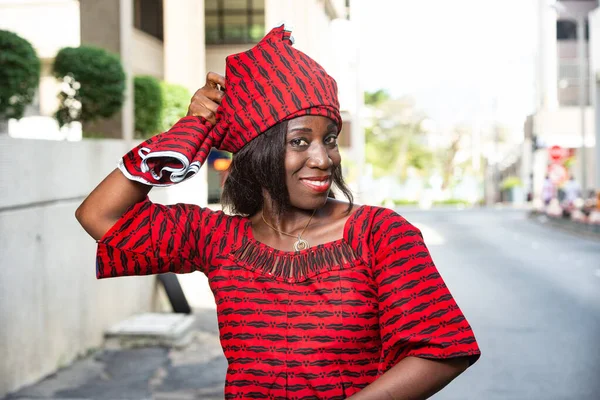 Elegante Mulher Africana Elegante Vestindo Tecido Lombo Vermelho Cintas Lenço — Fotografia de Stock