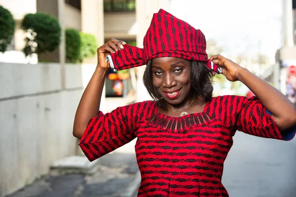 Модная Стильная Африканская Женщина Красной Набедренной Повязке Надевает Шарф Голову — стоковое фото