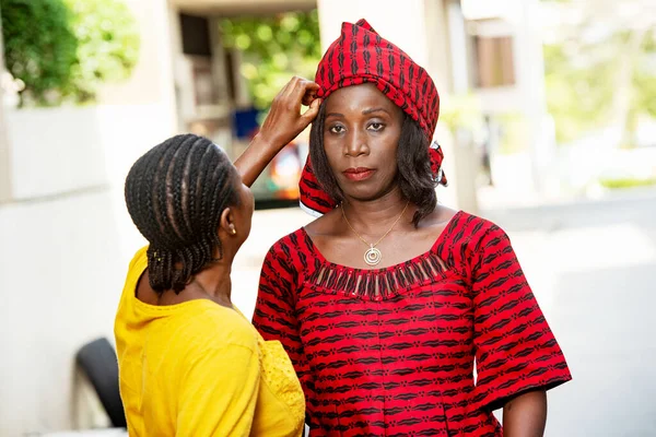 Mulher Africana Madura Livre Olhando Para Câmera Enquanto Sua Irmã — Fotografia de Stock
