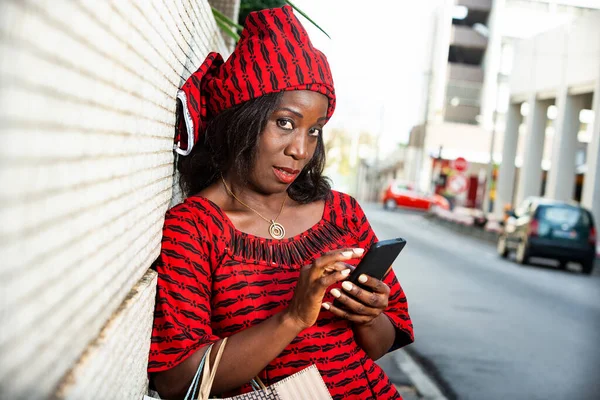 Зрелая Женщина Набедренной Повязке Стоит Улице Мобильным Телефоном Сумки Покупками — стоковое фото