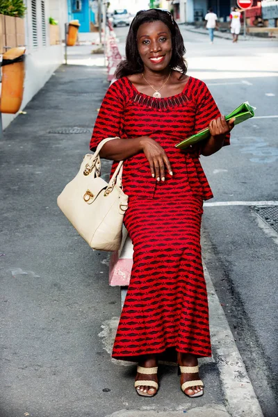 Красивая Африканская Взрослая Деловая Женщина Улыбаясь Возвращаясь Работы Одетый Красную — стоковое фото