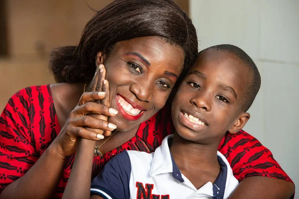 Όμορφη Αφρικανική Οικογένεια Βλέποντας Την Κάμερα Χαμογελώντας — Φωτογραφία Αρχείου