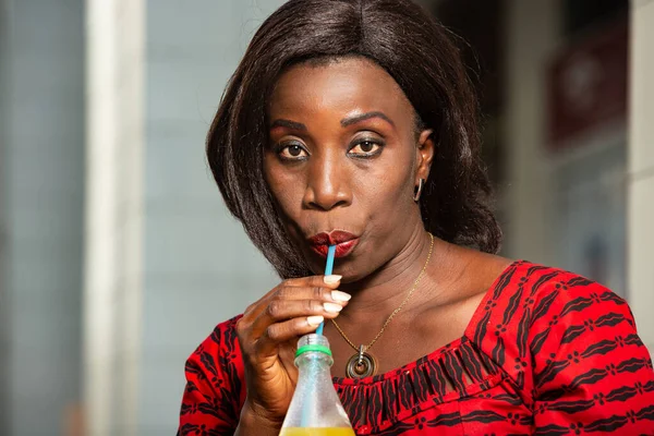 Mature African Woman Traditional Clothes Standing Binge Drinking Fruit Juice — Stock Photo, Image