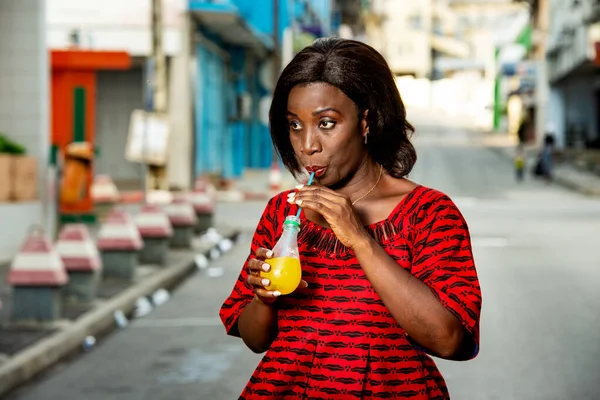 Mature African Woman Traditional Dress Standing Street Drinking Fruit Juice — Stock Photo, Image