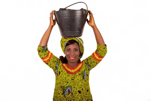 Hermosa Mujer Adulta Africana Vestida Con Taparrabos Verdes Balanceando Cubo —  Fotos de Stock