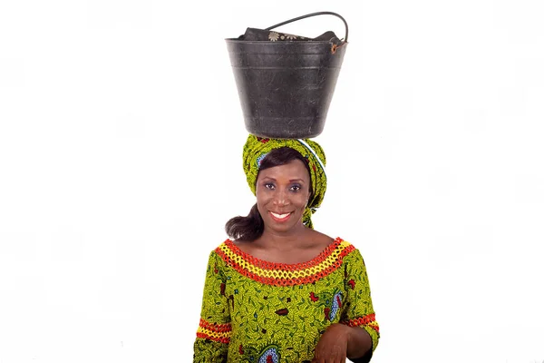 Hermosa Mujer Africana Adulta Vestida Con Taparrabos Verdes Equilibra Cubo —  Fotos de Stock