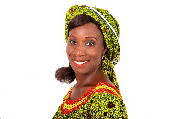 Όμορφη Αφρικανή Ενήλικη Γυναίκα Ντυμένη Πράσινο Πανί Χαμογελά — Φωτογραφία Αρχείου