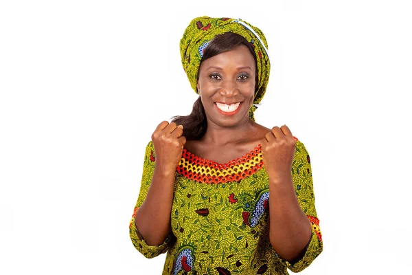 Hermosa Mujer Africana Adulta Vestida Con Taparrabos Verdes Muestra Victoria — Foto de Stock