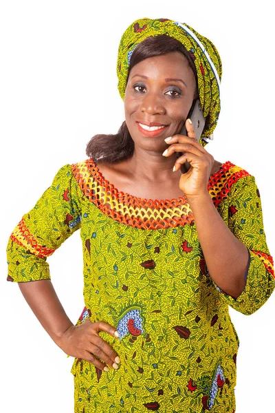 Hermosa Mujer Africana Adulta Vistiendo Taparrabo Verde Está Llamando Seguido —  Fotos de Stock