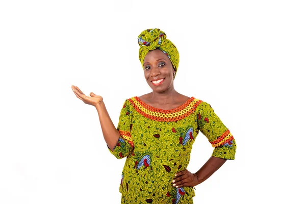 Belle Femme Africaine Adulte Portant Pagne Une Écharpe Verte Sur — Photo