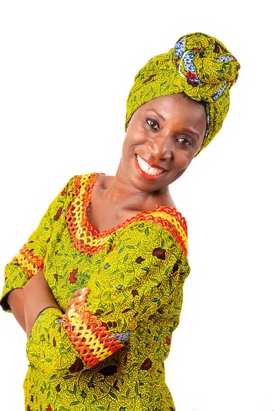 Όμορφη Αφρικανή Ενήλικη Γυναίκα Ντυμένη Loincloth Και Πράσινο Φουλάρι Χαμογελά — Φωτογραφία Αρχείου