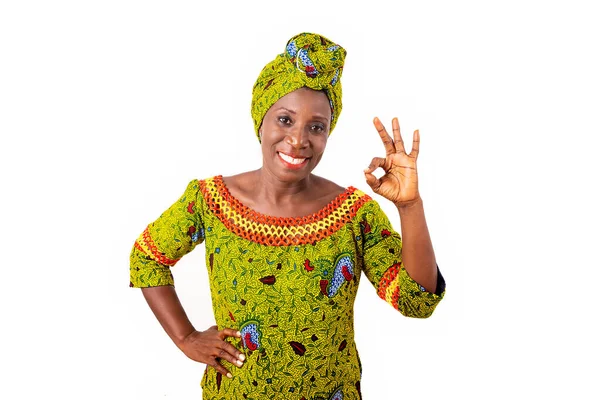 一个漂亮而乐观的非洲成年女子 头戴漂亮的麻布和绿色围巾 面带微笑 基本表现出正确的姿态和良好的心情 同时也是伟大的 — 图库照片