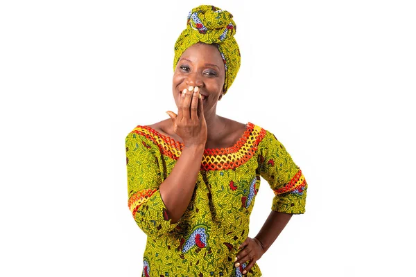 Όμορφη Αφρικανή Γυναίκα Ντυμένη Πράσινο Πανί Κασκόλ Στο Κεφάλι Είναι — Φωτογραφία Αρχείου