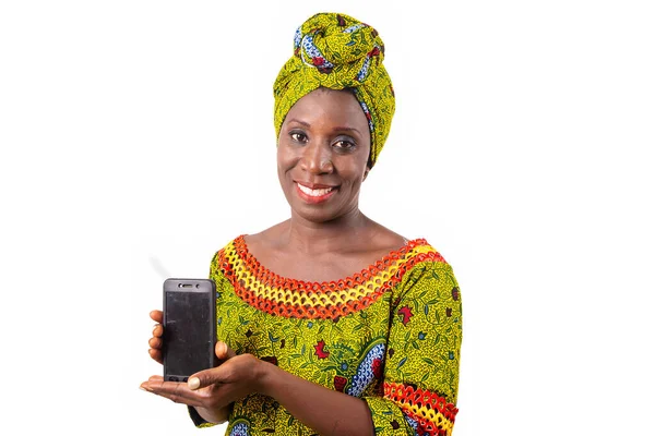 Piękna Afrykańska Dorosła Kobieta Ubrana Przepaskę Zielony Szalik Uśmiechnięta Szczęśliwa — Zdjęcie stockowe