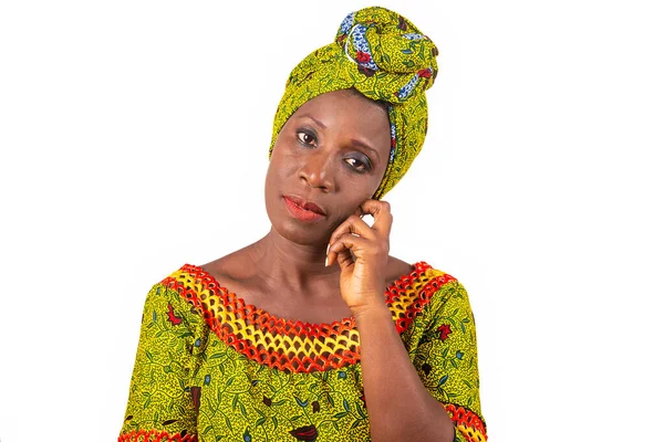 Belle Femme Africaine Adulte Portant Pagne Une Écharpe Verte Pense — Photo