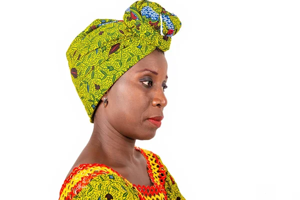 腰布の下に美しいアフリカ系の大人の女性と頭の中の緑のスカーフの側面図は — ストック写真