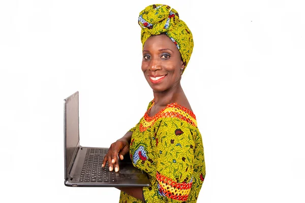 Krásná Africká Dospělá Žena Oblečená Bederní Roušce Zelený Šátek Stojí — Stock fotografie