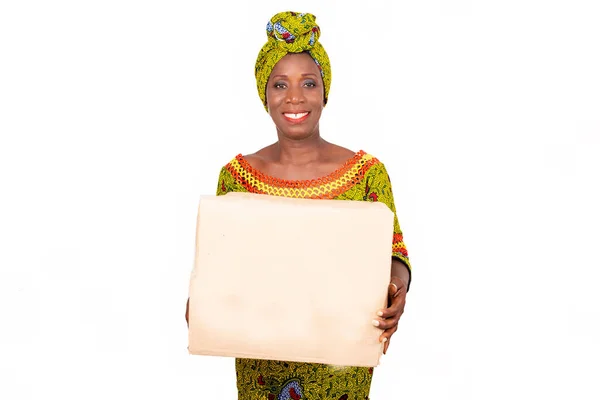 Вродлива Африканська Доросла Жінка Одягнена Халат Зелений Шарф Голові Усміхається — стокове фото