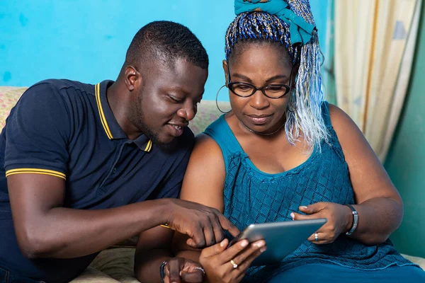 Hermosa Mujer Adulta Africana Joven Hombre Africano Están Sentados Sillón —  Fotos de Stock