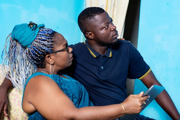 Bela Mulher Madura Africana Com Jovem Homem Africano Sentado Junto — Fotografia de Stock