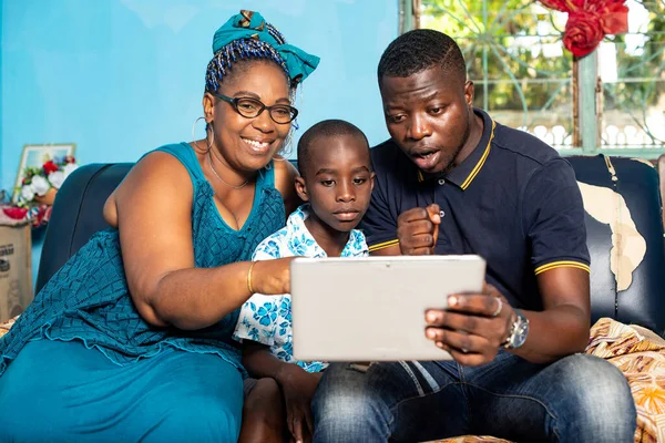 Krásná Africká Rodina Sedí Křesle Společně Sledují Video Digitálním Tabletu — Stock fotografie