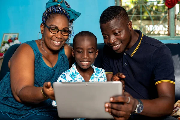 Hermosa Familia Africana Sentada Sillón Están Viendo Juntos Video Tableta —  Fotos de Stock