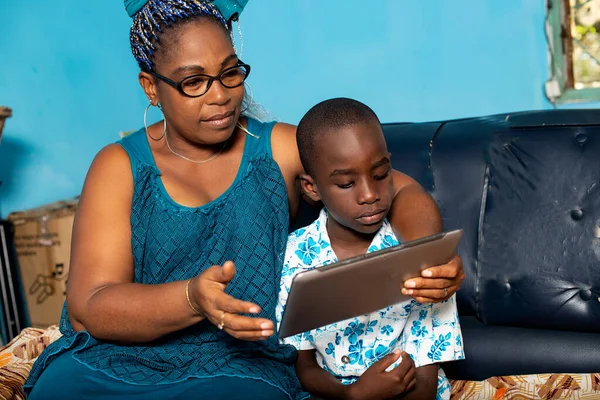 Africká Matka Dívá Videa Svém Digitálním Tabletu Svým Chlapcem Sedí — Stock fotografie