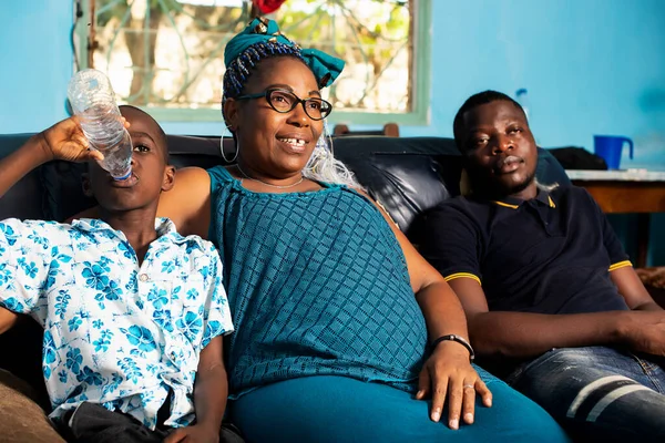 Porträtt Vacker Afrikansk Familj Sitter Bekvämt Tillsammans Soffan Titta Med — Stockfoto