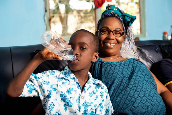 Mãe Africana Senta Sofá Com Seu Filho Bonito Que Usava — Fotografia de Stock
