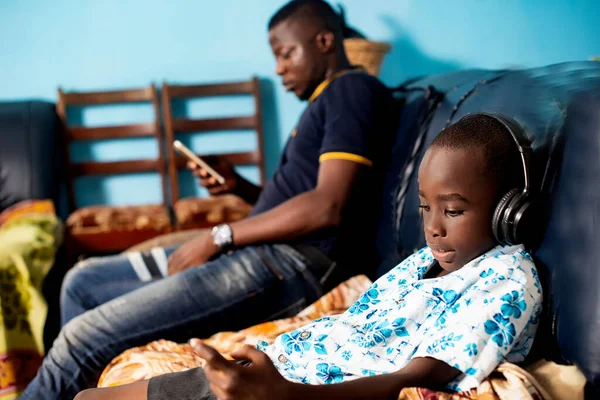 Filho Ouvindo Música Seus Fones Ouvido Sentado Com Seu Pai — Fotografia de Stock