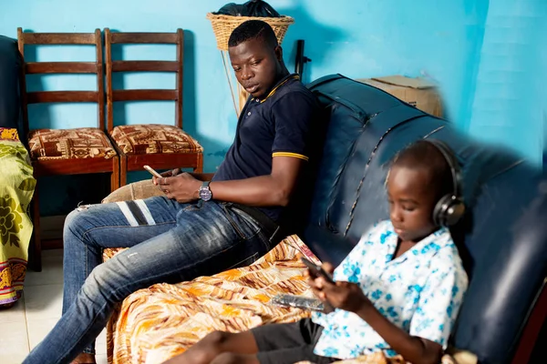 Africano Adulto Pai Sentado Sofá Olhando Para Seu Filho Que — Fotografia de Stock