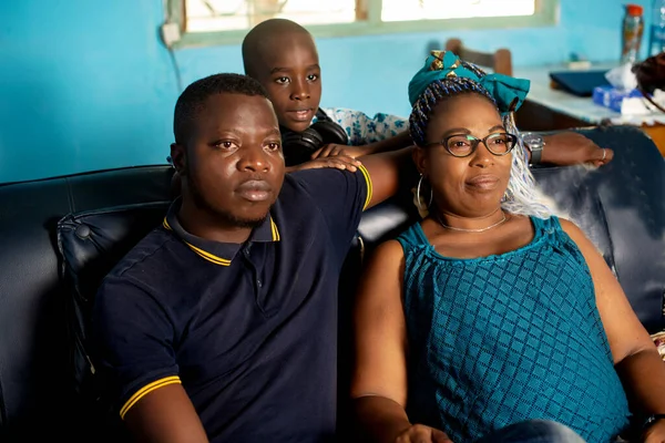 Retrato Uma Bela Família Africana Feliz Sentada Sofá Observando Câmera — Fotografia de Stock