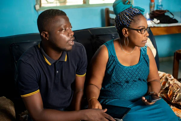 Genç Güzel Afrikalı Çift Yeni Evdeki Kanepede Oturup Dizüstü Bilgisayar — Stok fotoğraf