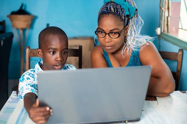 Όμορφη Αφρικανή Μητέρα Κάθεται Τον Χαριτωμένο Γιο Της Κοιτάζοντας Laptop — Φωτογραφία Αρχείου