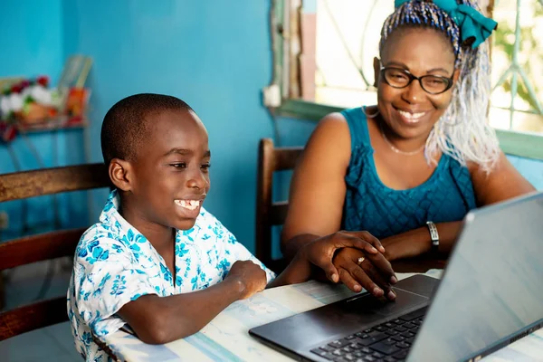 Matka Syn Sedí Spolu Dívají Notebook Zatímco Usmívají — Stock fotografie