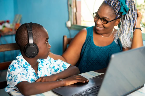 Africká Matka Její Syn Poslouchají Hudbu Pomocí Počítače Notebook Dívá — Stock fotografie