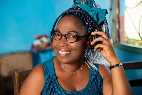 Schöne Erwachsene Afrikanische Frau Die Über Kopfhörer Lächelt Und Musik — Stockfoto