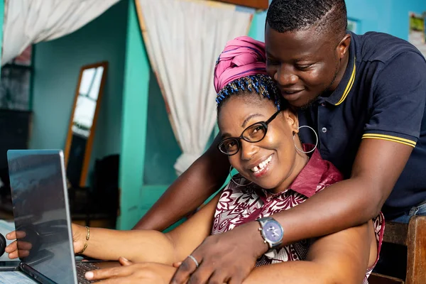 Feliz Pareja Africana Adulta Trabajando Con Ordenador Portátil Casa —  Fotos de Stock