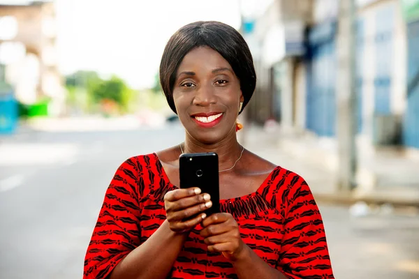 Glücklich Erwachsene Afrikanische Geschäftsfrau Rotem Lendenschurz Gekleidet Draußen Auf Der — Stockfoto