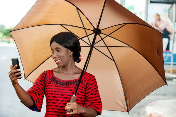 Красивая Африканская Взрослая Деловая Женщина Стоящая Держа Руке Зонтик Фотографией — стоковое фото