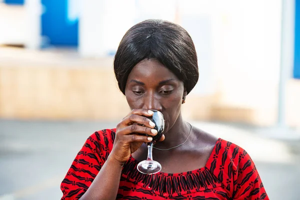 Όμορφη Αφρικανή Επιχειρηματίας Που Κρατά Ένα Ποτήρι Κόκκινο Κρασί Στο — Φωτογραφία Αρχείου