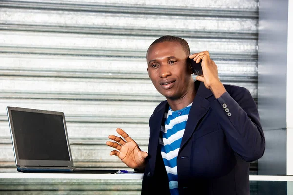 Feliz Hombre Negocios Profesional Africano Adulto Usando Teléfono Celular Hablando —  Fotos de Stock