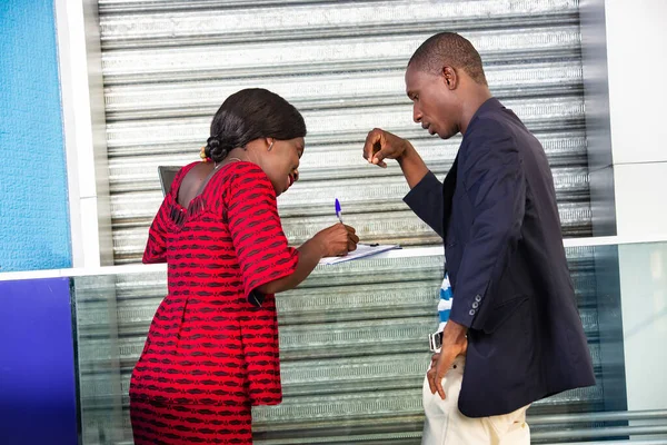 Bela Mulher Negócios Adulta Africana Usando Documento Assinando Contrato Trabalho — Fotografia de Stock