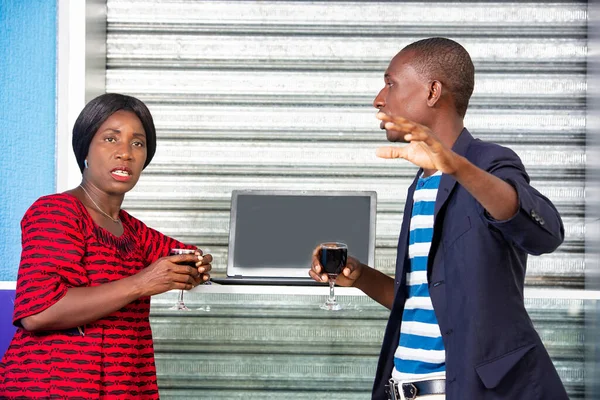 Gutaussehender Erwachsener Geschäftsmann Und Afrikanische Geschäftsfrau Mit Einem Glas Rotwein — Stockfoto
