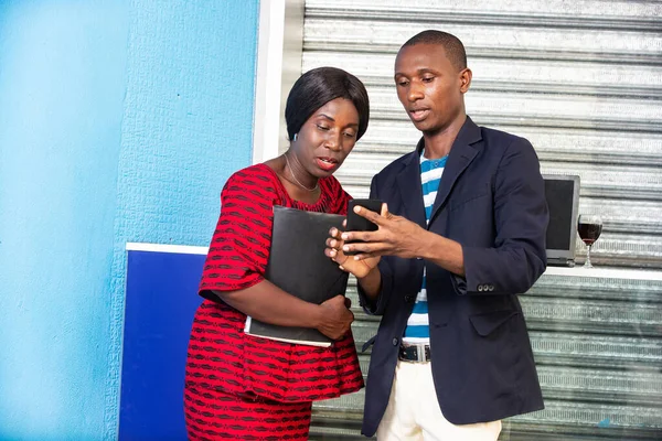 Красивий Бізнесмен Африканська Бізнес Леді Дивлячись Разом Мобільний Телефон Вулиці — стокове фото