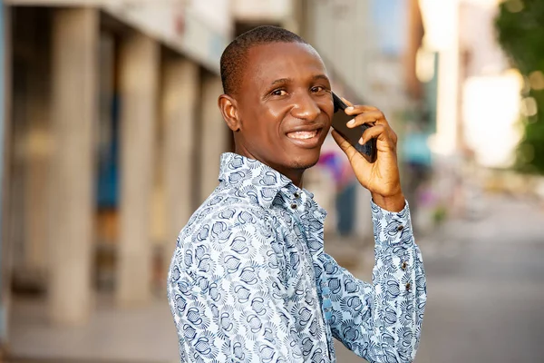 Jeune Homme Affaires Debout Extérieur Parlant Sur Téléphone Mobile Regardant — Photo