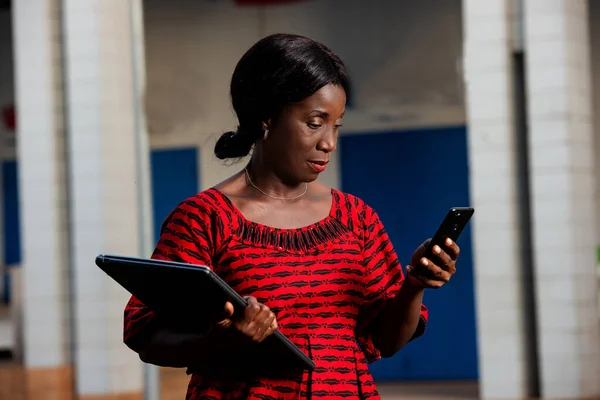 Beautiful African Businesswoman Dressed Red Loincloth Standing Street Looking Her — Stock Photo, Image