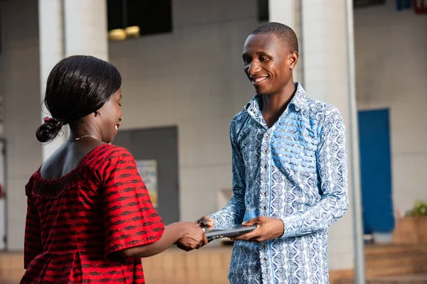 Красивий Бізнесмен Пропонує Ноутбук Жінці Посміхаючись Вулиці — стокове фото